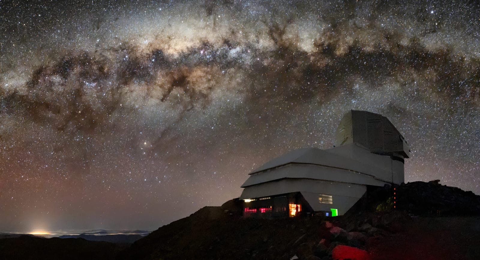 La Vía Láctea sobre el Observatorio Vera Rubin, en la Región de Coquimbo